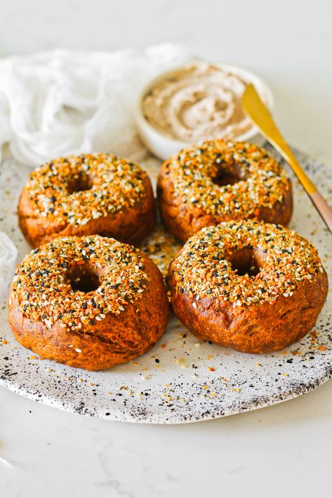 New York Style Bagels, Pumpkin Bagels, Vegan Bagel, Pumpkin Oats, New York Bagel, Gf Baking, Whole Roasted Cauliflower, Savory Pancakes, Bagel Recipe