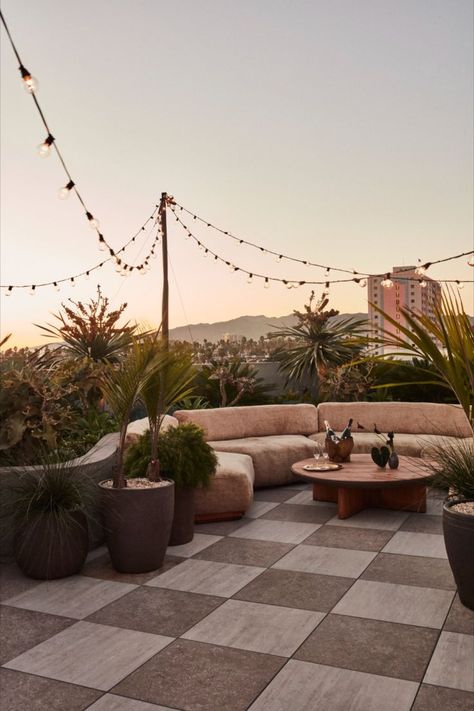 Kelly Wearstler Interiors: Hotel Design • Santa Monica Proper Rooftop Pool Deck / Bar - Walking distance to the beach, the interior design style of this luxury boutique hotel is inspired by California. This rooftop deck pool cabana features a neutral palette, organic textures and a curation of vintage furniture with an infusion of tropical landscaping. Tap the pin for more rooftop terrace design and pool landscaping ideas for your home exterior makeover. Terrace Tiles, Rooftop Terrace Design, Rooftop Design, Hotel Concept, Rooftop Lounge, Rooftop Patio, Casa Exterior, Rooftop Deck, Lounge Design