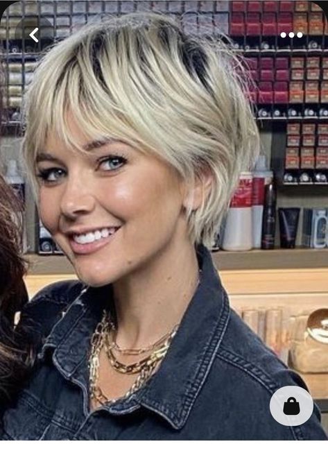 Short Messy Bob Choppy Layers With Bangs, Briana Cisneros Hair Pixie, Shaggy Pixie Bob With Bangs, Bixie Colour Hair Colors 2023, Briana Cisneros Hair, "bixie" Haircut 2024, Pixie Hairstyles With Bangs, Platinový Blond, Bangs Ideas