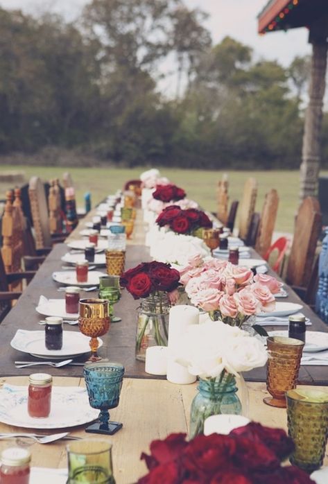 Outdoor Dinner Party, Bohemian Table, Boda Diy, Bohemian Wedding Decorations, Hippie Wedding, Outdoor Dinner, Wedding Boho, Long Table, Wedding Planners