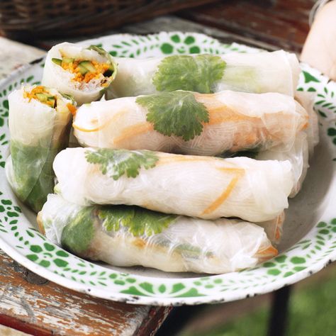 A healthier WW recipe for Prawn rice paper rolls ready in just 10. Get the SmartPoints value plus browse 5,000 other delicious recipes today! Fresh Spring Rolls Recipe, Prawn Rice, Ww Recipe, Fresh Spring Rolls, Rice Paper Rolls, Spring Roll Recipe, Dry Rice, Weight Watcher Dinners, Food Plan