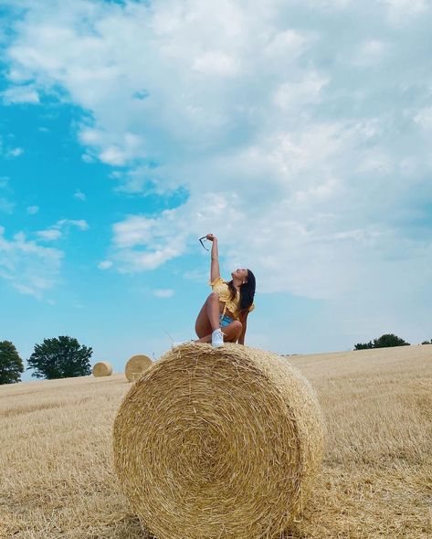 ᴾᴱᴿᴰᴵᴱ ᴹᴵᴸᴸᴬᴿᴰ on Instagram: “H A Y , Y O U ! - - - - - - - - #hayfield #haystacks #hayrollseason❤️🚜 #field #summer #britishsummer #bluesky #trees #hitching #roadtrip…” Haystack Photoshoot, 1st Rodeo, 3 Sisters, British Summer, Rodeo, Blue Sky, Road Trip, Texas, Trees