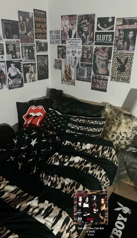 #roominspo #decor #alternative #alt #punk @angelzof_death on ig 2000s Grunge Bedroom, Punk Rock Room Aesthetic, Y2k Grunge Room Ideas, Trashy Room, Rockstar Room, Room Y2k, Emo Room, Makeup Y2k, Punk Room