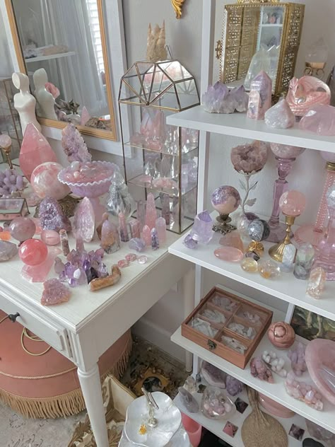 Pastel Witch Altar, Crystal Room Ideas, Crystal Collection Display, Crystal Display Ideas, Bubblegum Witch, Crystal Alter, Kawaii Rooms, Crystal Room Decor, Pink Witch