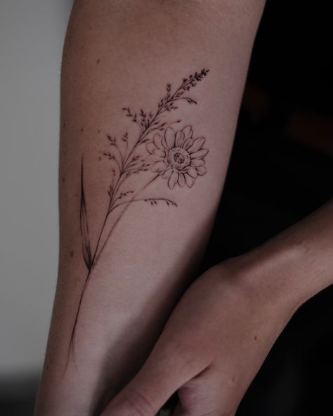 Flowers, specially wildflowers are one of my favourite themes to tattoo. I feel greatly connected to nature and tattooing it gives my so much joy. There is nothing better than getting a tattoo from someone who is actually enjoying the subject same as you. This always guarantees the best results. Seeds Tattoo, Nature Themed Tattoos, Tattoo Ideas Nature, Wild Flower Tattoo, Seed Tattoo, Connected To Nature, Fineline Tattoo, Wildflower Tattoo, Getting A Tattoo