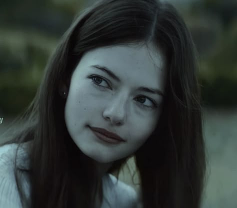 Mackenzie Foy Twilight, Makenzie Foy, Black Beauty Movie, Dr Cullen, Renesmee Cullen, Jo Green, Twilight Renesmee, Thirteen Movie, Daughter Of Poseidon