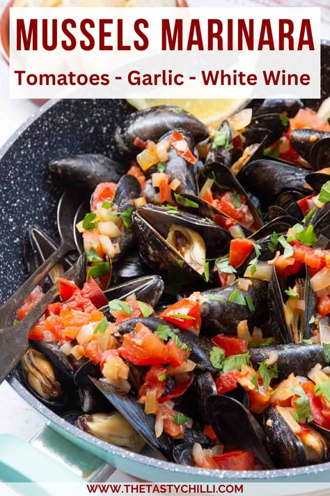 pan with mussels in tomato sauce Italian Mussels Recipe, Mussels In Red Wine Sauce, Mussels In Tomato Garlic Sauce, Tomato Mussels Recipe, Mussels Recipe Tomato, Mussels Recipe Pasta, Easy Mussels Recipe, Mussels In White Wine Sauce, Mussels Marinara