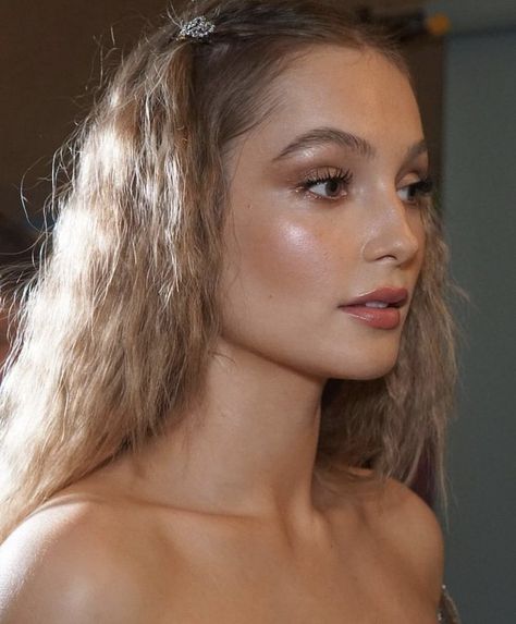 Glowy Makeup Blonde Hair, Wedding Makeup For Green Eyes Brown Hair Pale Skin, Glowy Sunkissed Makeup, Glowy Bronze Makeup, Ingenue Makeup, Lorde Hair, Hannah Dodd, Sunkissed Makeup, Ethereal Makeup