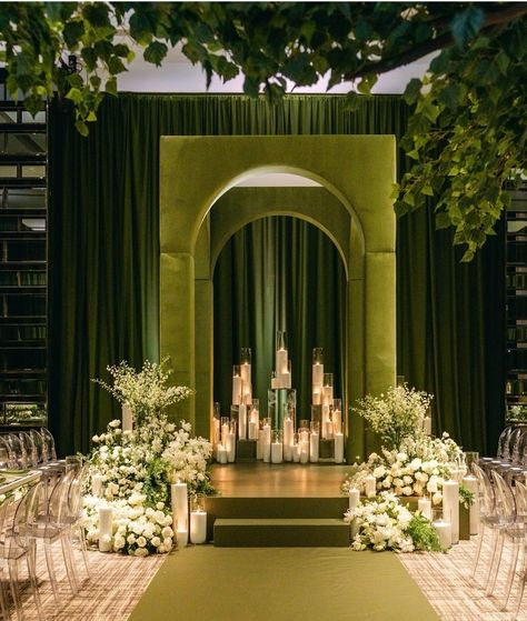 Wedding Reception Area Design, Fireplace Greenery Wedding, Unique Wedding Altar Ideas, Green Backdrop Wedding, Modern Wedding Backdrop, Chuppah Design, Urban Wedding Decor, Modern Ceremony Backdrop, Chuppah Ideas