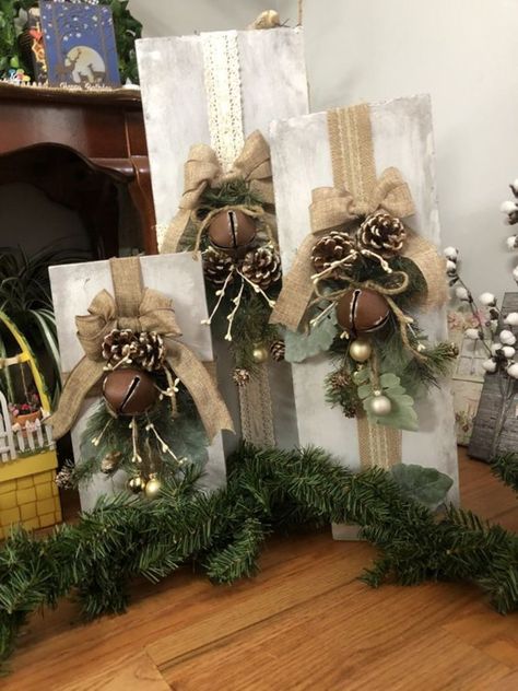 Farmhouse Christmas Decorations, Hearth Decor, Country Christmas Decorations, Christmas Centerpieces Diy, Christmas Decorations Diy Outdoor, Christmas Wood Crafts, Christmas Arrangements, Cozy Holiday, Christmas Gift Decorations