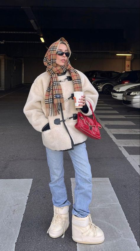 Outfit With Burberry Scarf, How To Style Burberry Scarf, Burberry Boots Outfit, Burberry Scarf Outfit Winter, Moonboot Outfit, Moon Boots Outfit Winter, Moon Boot Outfit, Moonboots Outfits, Winter Boots 2023