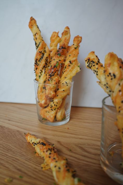 Roaring 20s Party Food, 1920s Party Food, Cheeseboard Recipe, Savoury Finger Food, Cheese Twists, Progressive Dinner, Cinnamon Twists, Cheese Straws, Mini Quiche