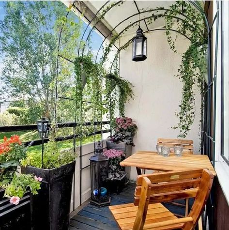 Garden Ideas India, Klein Balkon Decor, Small Apartment Balcony Ideas, Rustic Outdoor Decor, Apartment Balcony Garden, Balkon Decor, Balcony Design Ideas, Small Balcony Garden, Small Balcony Design