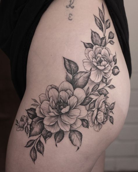 Peony flower tattoo hip tattoos for woman female detail flowers Large Peony Tattoo Design, Lower Workout, Cosmos Tattoo, Peony Tattoo, Tattoo Cover Up, Wood Pallet Art, Peonies Tattoo, Flowers Tattoo, Tat Ideas