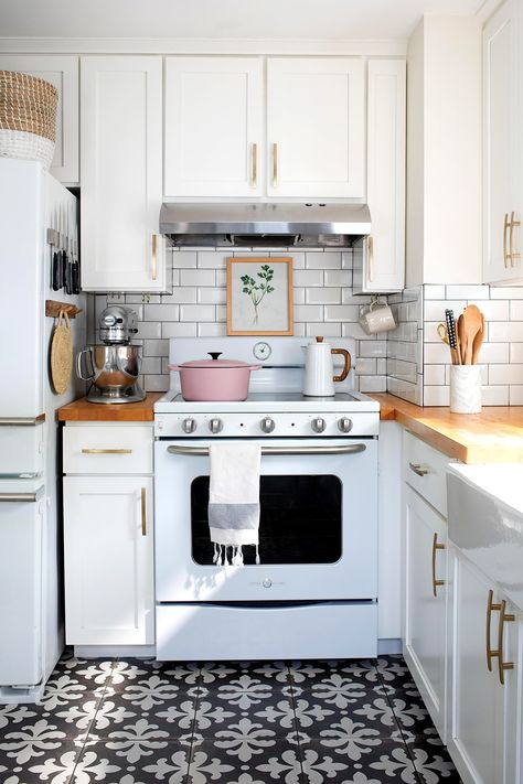 Our 30-Day Cleaning Checklist Will Have Your Home Sparkling in Just Minutes Each Day | Better Homes & Gardens White Stove, Wood Floor Cleaner, White Shaker Kitchen, Stove Parts, Shaker Kitchen Cabinets, Small Kitchen Decor, Cape Cod House, Simple Room, Friday Favorites