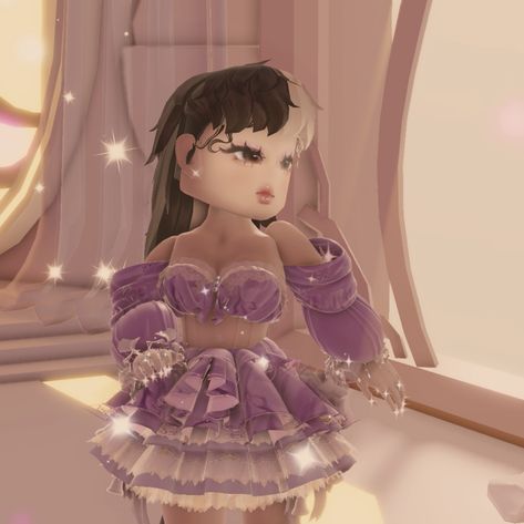 Royal High Melanie Martinez, Funny Food Royale High, Celebrity Royale High, Royale High Misunderstood, Royale High Icon, Royale High Melanie Martinez, Melanie Martinez Roblox Outfit, Melanie Martinez Royale High Outfit, Misunderstood Royale High