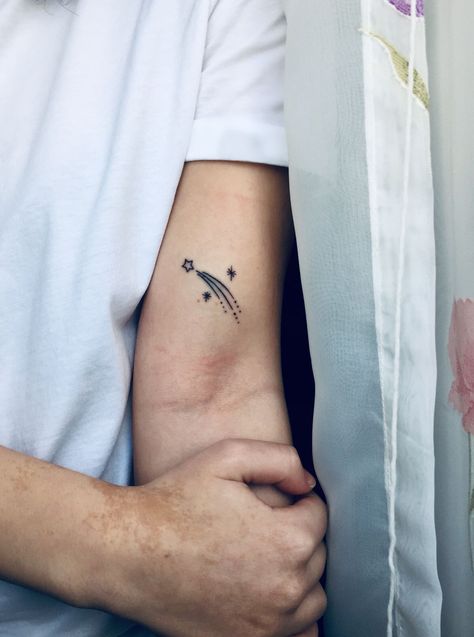 Catch the falling star🌠 Falling Star Tattoo, Arm Tattoos Stars, Small Tattoo Ideas For Couples, Small Tattoo Ideas For Guys, Tattoo Ideas For Best Friends, Watercolor Dandelion Tattoo, Wish Tattoo, 2022 Tattoo Ideas, P Tattoos