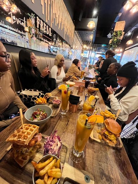 Birthday Brunch Restaurant, Friends Brunch Aesthetic, Brunch Aesthetic Friends, Brunch With Friends Aesthetic, Brunch Aesthetic, Brunch With Friends, Brunch Restaurants, Black Hood, Birthday Brunch