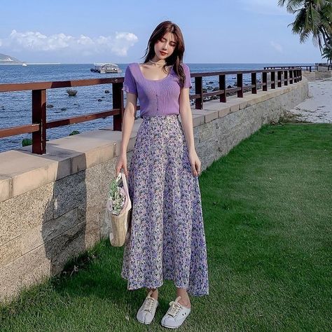 Floral Skirt Outfits, Vintage Lilac, Modest Dresses Casual, Everyday Fashion Outfits, Casual Day Outfits, Quick Outfits, Easy Trendy Outfits, Floral Midi Skirt, Modest Fashion Outfits