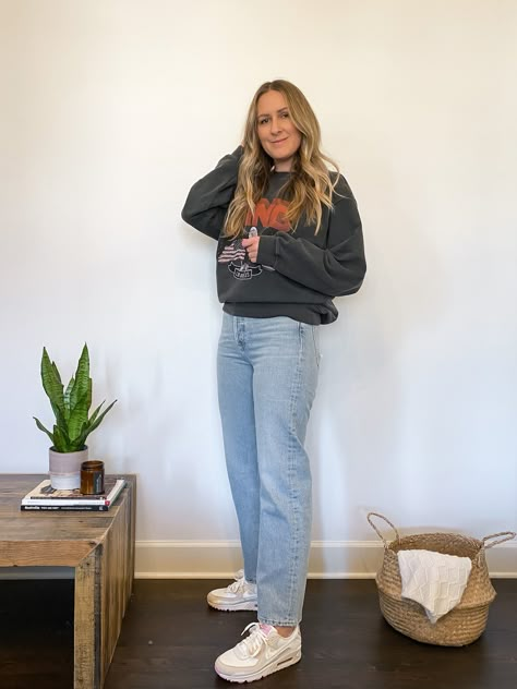 Sneakers And Straight Leg Jeans, Fitted Sweatshirt Outfit, Bagging Jeans Outfit, Sweatshirt And Jeans Outfit Casual, 90 Jeans Outfit Winter, Mom Jeans And Sweatshirt, Mom Jeans And Sweatshirt Outfit, 90s Mum Fashion, How To Style 90s Straight Leg Jeans