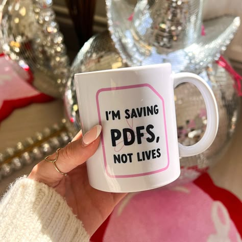 Happy Friday!! 💗⭐️ Free gifts today with every order 🫶🏼 Mug Quotes, Artsy Gift, Funny Cups, Pretty Mugs, Shop Inspiration, Graphic Design Business, Tumbler Cups Diy, Mug Collection, Cricut Joy