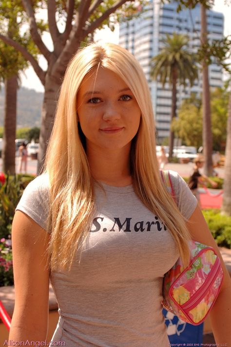 Alison Angel, Blonde Women, Jolie Photo, Photos Of Women, Hollywood Celebrities, Blonde Girl, Gray Tshirt, Country Girls, Business Women