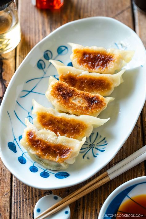 Gyoza are Japanese pan-fried dumplings that are crisp and golden on the bottom and juicy inside. These meat-filled treats are easy to fold using one of the methods I show here. They’re so delicious served with my savory dipping sauce. Japanese Gyoza Recipe, Gyoza Sauce Recipe, Gyoza Recipe, Japanese Gyoza, Japanese Dumplings, Pan Fried Dumplings, Japanese Dinner, Fried Dumplings, Spelt Flour