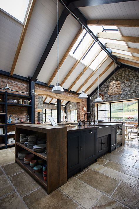 Cabinet Bench, Barn Kitchen, Industrial Style Kitchen, Rustic Kitchen Design, White Shoe, Country Style Kitchen, Cabinet Ideas, Industrial Kitchen, Kitchen Inspiration Design