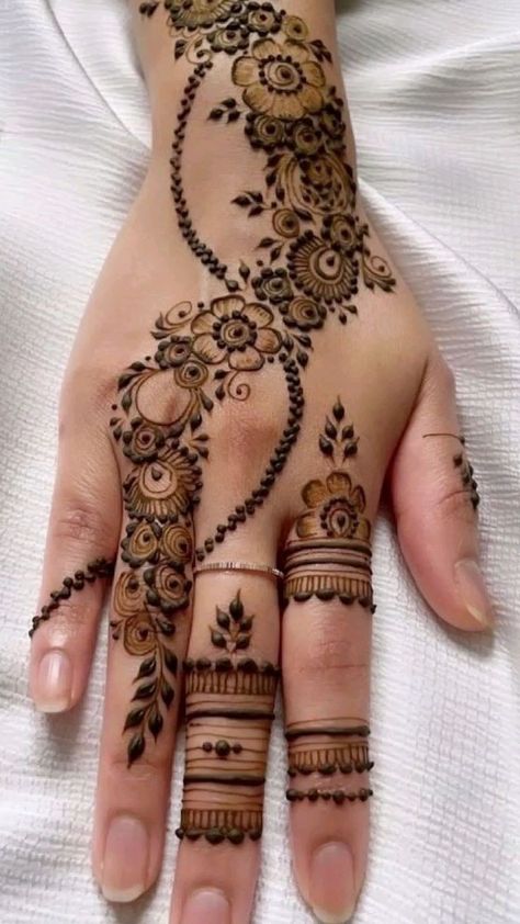 Inai Pengantin, Simple Mehendi, Front Mehndi Design, Tattoo Designs Hand, Simple Mehendi Designs, Mehndi Designs Fingers, Floral Henna Designs, Tato Henna, Henna Inspo