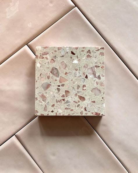 Peach Subway Tile, Matireal Design, Terrazzo Pink, Terrazzo Tile, Washroom Design, Bad Inspiration, Tile Inspiration, Bathroom Inspiration Decor, Girls Bathroom