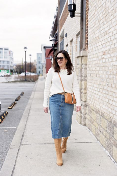 Denim Skirt With Boots, Jean Skirt Outfits Fall, Denim Skirt Outfit Winter, Denim Skirt Outfit Fall, Midi Skirt Outfit Winter, Denim Midi Skirt Outfit, Clog Outfit, Winter Uniform, Denim Looks