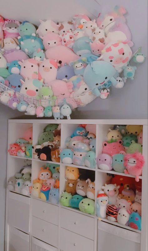 Cute Swishmellows, Squishmallow Set Up, Squishmallow Collection Aesthetic, Plush Toys Aesthetic, Squishmallow Organization, Plushie Display, Squishmallow Display, Toy Collection Room, Stuffed Animal Displays