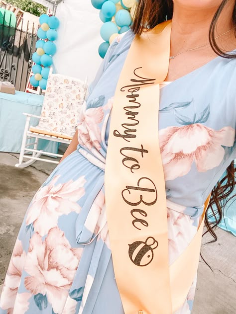 Outfit Baby Shower Mama, Baby Shower Sash For Mom, Winnie Poo, Baby Shower Accessories, Baby Shower Sash, Papa Baby, Winnie The Pooh Baby Shower, Baby Bug, Mommy To Bee