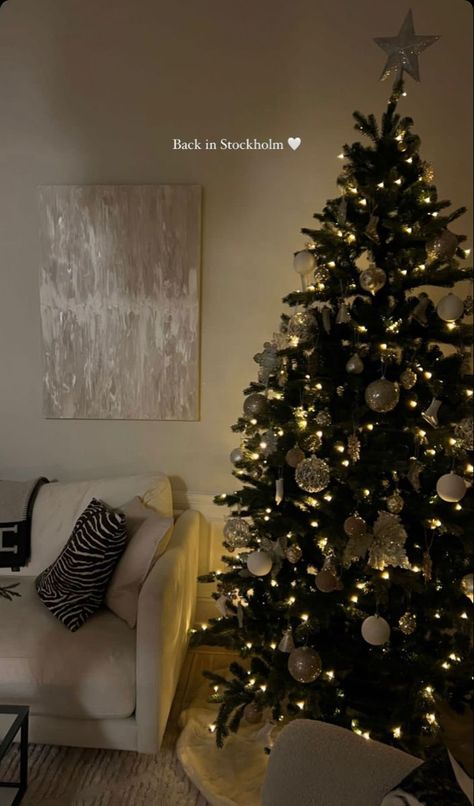 christmas tree inspo red and white- christmas tree inspo gold Christmas Tree Inspiration Gold, Christmas Tree Astethic, Christmas Tree Inspo Red, Real Christmas Tree Decorated, Red And White Christmas Tree, Christmas Tree Inspo, Christmas Vibe, Christmas Decor Inspiration, Cosy Christmas