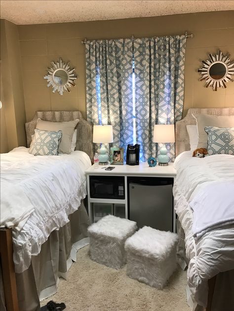 Dorm Room Headboards, Dorm Room Lights, Dorm Room Layouts, Dorm Style, College Bedroom, Dorm Room Storage, College Room Decor, Dorm Living, Dorm Bedroom