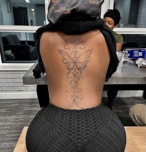 Back Tattoo Dark Skin Women, Baddie Tattoo Ideas Female Back, Baddie Spine Tats, Jamal Tattoo, Unique Spine Tattoos For Women, Spine Tattoos For Black Women, Unique Spine Tattoos, Women's Back Tattoos, Lower Back Tats