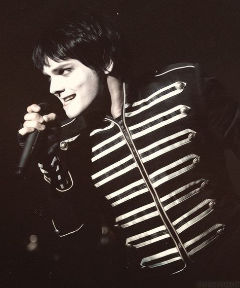 Xxxxxxx Gerard Way Short Black Hair, Gerard Way Skull Makeup, Gerard Way Black Parade, The Black Parade, Gerald Way, I Love Mcr, Black Parade, Mikey Way, Frank Iero