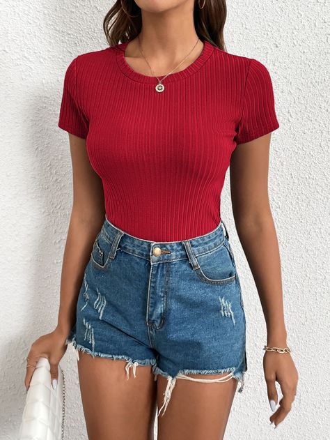 Red Clothes Casual, Red Tshirt Outfit Women, Hot Pink Shirt Outfit, Red Shirt Outfits, Top Rojo, Pink Top Outfit, Pink Shirt Outfit, Hot Pink Tee, Hot Pink Outfit