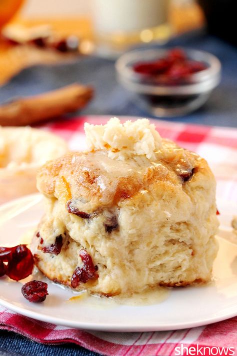 Cranberry-cinnamon skillet biscuits make winter mornings bearable – SheKnows Cranberry Biscuits Recipe, Orange Cranberry Biscuits, Cranberry Orange Biscuits, Biscones Recipe, Cranberry Breakfast Recipes, Biscuit Recipe Ideas, Biscuit Toppings, Thanksgiving Biscuits, Biscuit Flavors