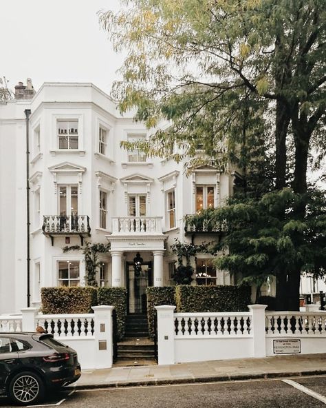 Favourite corner of Notting Hill this time last year. This tree turns the most beautiful shade of yellow during Autumn 😍  My children and… London Dreams, London Townhouse, London House, London Apartment, Notting Hill, City House, Dream House Exterior, House Goals, Pretty House