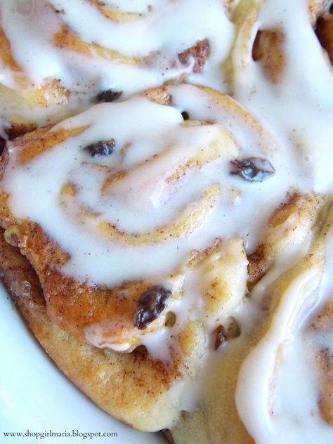 Raisin Rolls Recipe, Cinnamon Raisin Rolls, Berry Sweet Rolls, Raisin Rolls, Raisin Buns, Blueberry Crumb Bars, Burning Down The House, Cinnamon Roll Recipes, Raisin Recipes