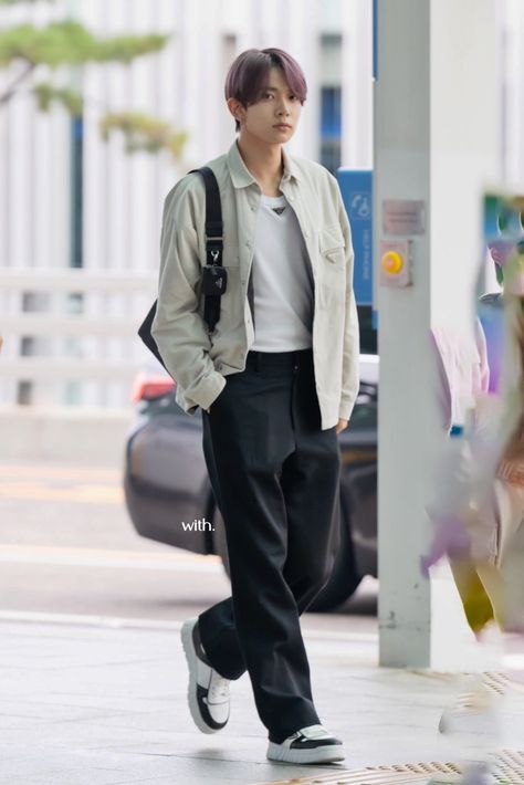 Heeseung Style Outfit, Heeseung Style, Heeseung Fashion, Heeseung Airport Fashion, Heeseung Outfit, Airport Outfit Men, Outfit Cowok, Airport Fashion Kpop, Gothic Tank Tops