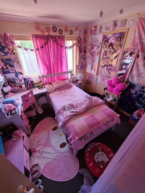 Aesthetic kawaii pink cluttercore bedroom day Yami Kawaii Bedroom, Cute Pink Bedroom Aesthetic, Harajuku Bedroom, Gyaru Bedroom, Cluttercore Room, Kawaii Room Decor Ideas, Cluttercore Bedroom, Cluttercore Aesthetic, Otaku Room Aesthetic