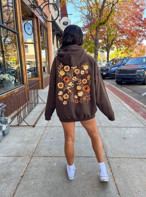 This botanical wildflower Fall hoodie will become your new favorite go-to. Perfect for the cottagecore aesthetic and flower lovers. ➡️ Design is printed on back of hoodie. The front is blank ⬅️ 🤩 TIP: These run true to size. If you want an oversized look size up 2-3 sizes. 😉 ✅ Information: ★ Gildan Unisex Hoodie ★ -50% Cotton 50% Polyester -Medium-heavy fabric -Classic fit -Tear away label -Runs true to size ✅Design Printing Design printed using Direct to Garment (DTG) print technology. ✅ Care Aesthetic Hoodie Design Ideas, Fall Hoodie Designs, Flower Embroidered Hoodie, Cute Aesthetic Hoodies, Cute Winter Hoodies, Cute Fall Hoodies, Spring Hoodie Outfit, Hoodie Print Design Ideas, Fall Hoodie Outfit