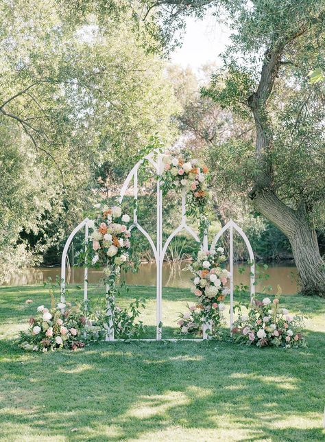 Looking for structural wedding ceremony design? Look no further than this dreamy vineyard wedding in California! Wedding Backdrop Outdoor, Wedding Ceremony Design, Unique Wedding Ceremony, Wedding In California, Wedding Planning Decor, Ceremony Design, Wedding Ceremony Backdrop, Indoor Ceremony, Ceremony Arch