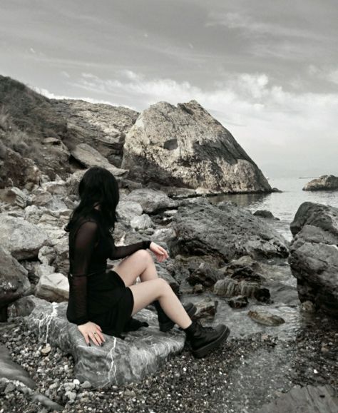 Goth Beach Photoshoot, Photoshoot At Beach, Goth Photoshoot, Fotos Ideas, Goth Women, Senior Photo, Beach Photoshoot, Punk Goth, Photo Inspo