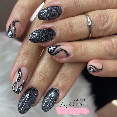 Sparkly Nails Ideas, Ateez Nails, Black Sparkly Nails, Sparkly Nail Designs, Gem Nail Designs, Silver Nail Polish, Pretty Manicures, Silver Glitter Nails, Statement Nail