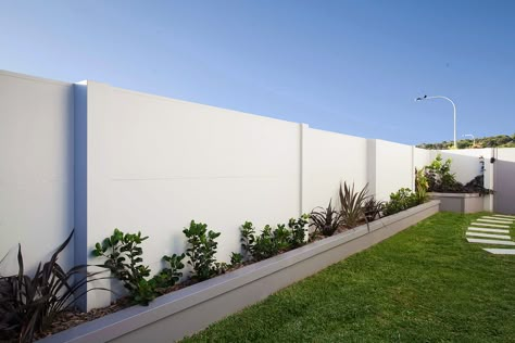 Stucco Fence Wall Modern, White Stucco Fence Wall, Cement Fence Wall Design, White Rendered Garden Wall, Garden Boundary Wall, Iron Grill Design, Boundary Wall Design In Plaster, Backyard Fence Design, Garden Boundary