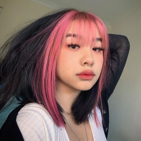 E Girl Hair, Split Dyed Hair, Pink Hair Dye, Hair Color Streaks, Hair Streaks, Pretty Hair Color, Dye My Hair, Hair Dye Colors, Hair Inspiration Color