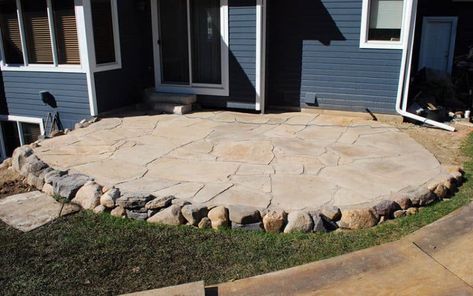 39 Best Flagstone Patio Designs (Pictures) - Designing Idea Backyard Stone, Flagstone Patio Design, Backyard Refresh, Stone Patio Designs, Stone Edge, Patio Edging, Paver Designs, Patio Pavers Design, Paver Walkway